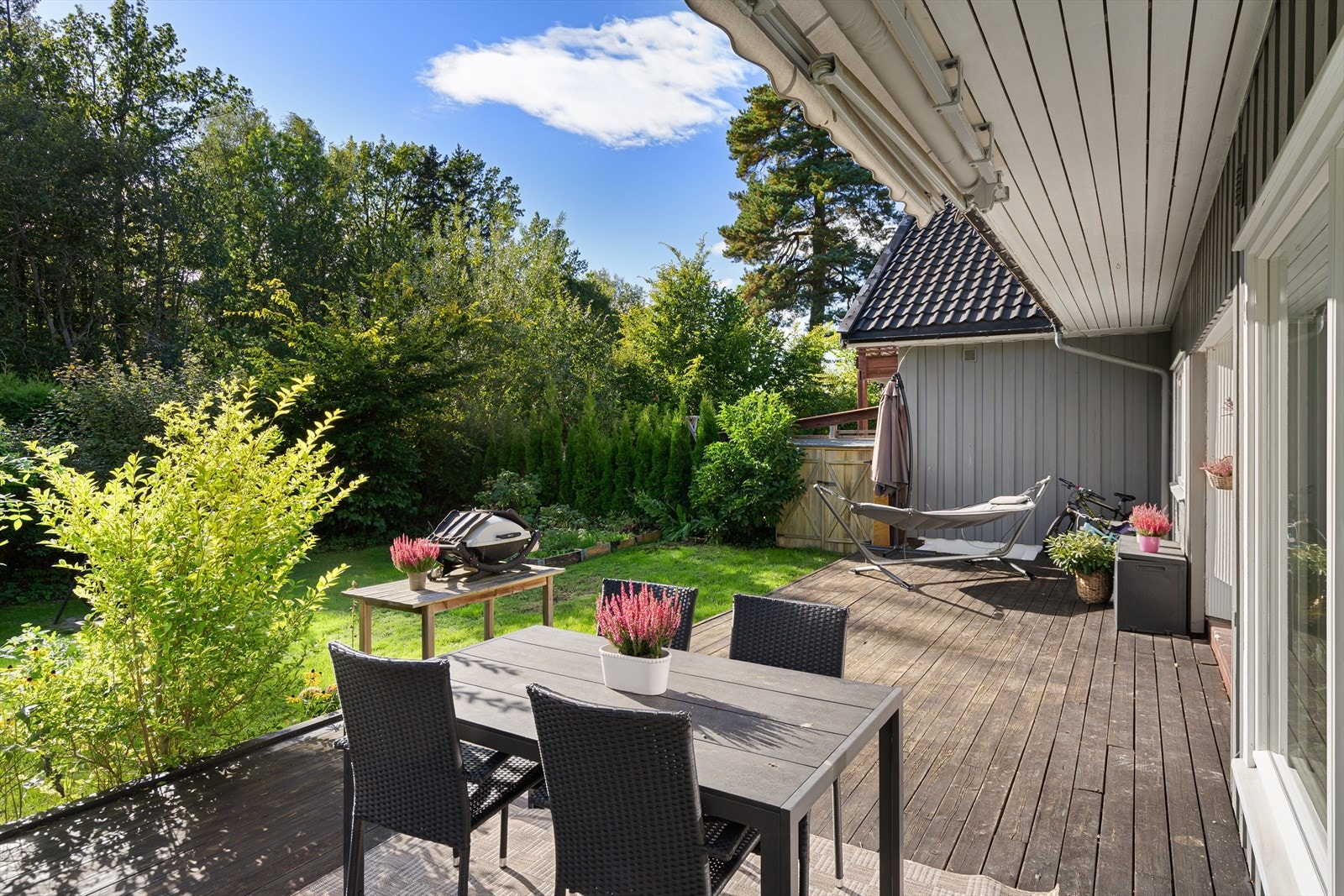 Boligen har en usjenert om romslig uteplass rett utenfor stuen. Galleribilde