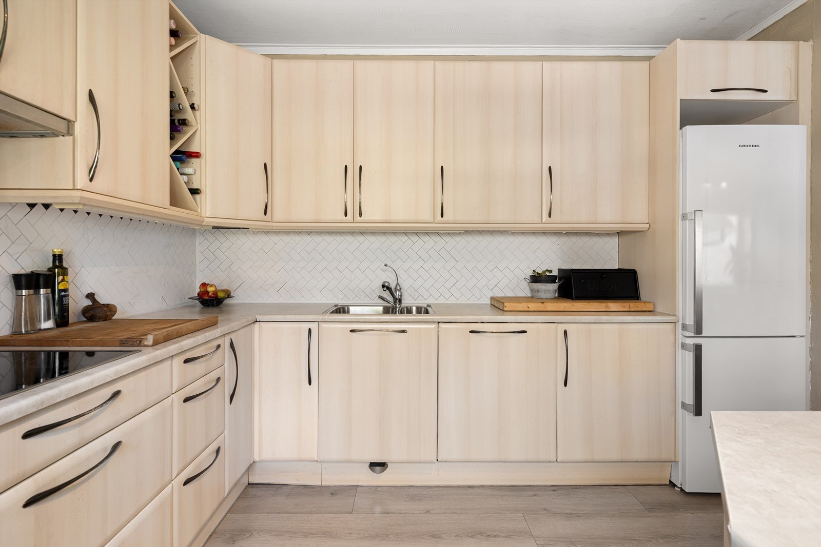 Kjøkkeninnredning fra 2007 med høye overskap og folierte fronter gir et moderne og ryddig uttrykk. Galleribilde