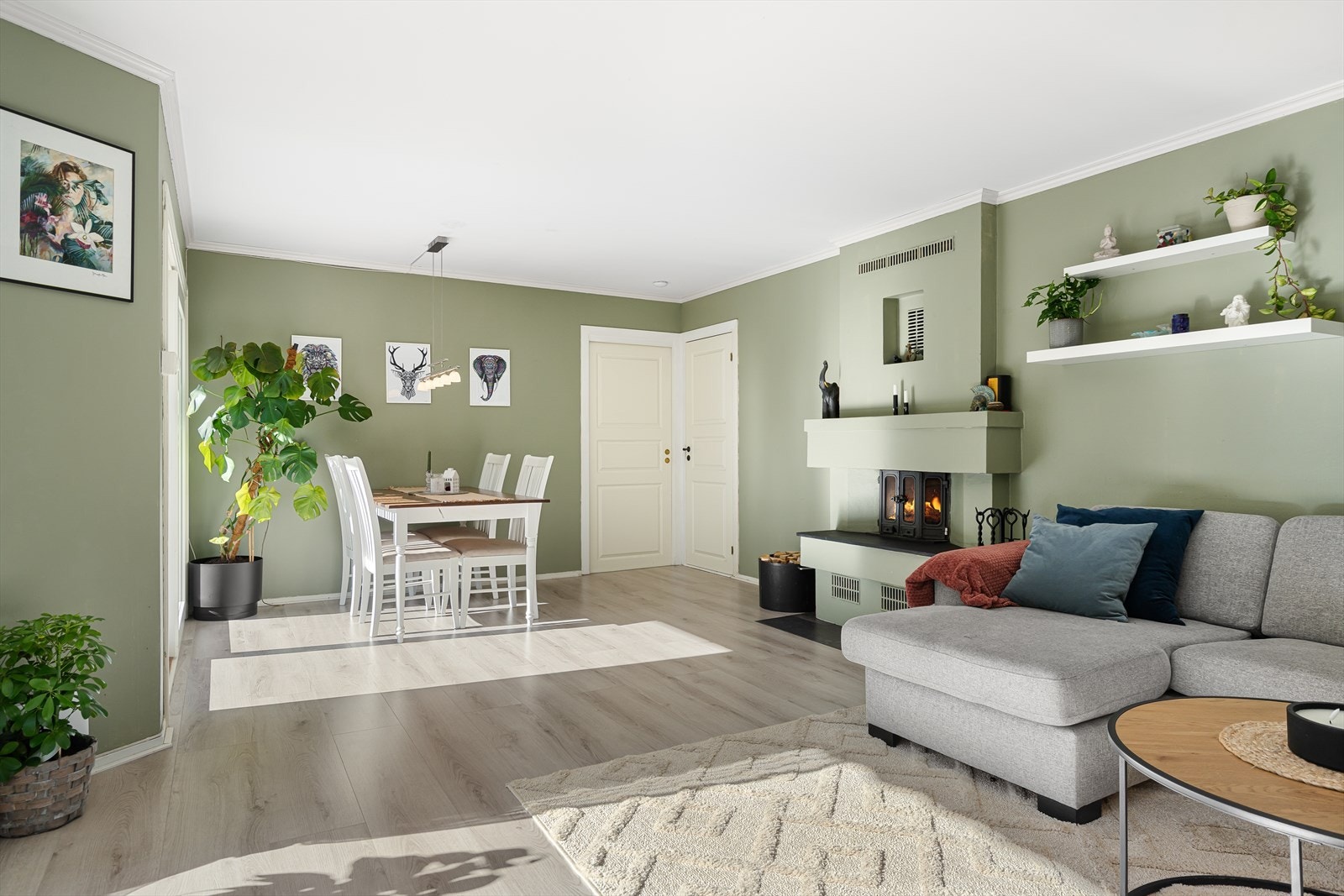 Stuen har en praktisk utforming med god plass til både spisebord og sofagruppe med tilhørende møbler. Galleribilde