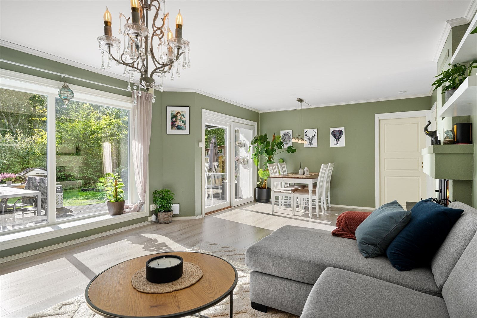 Fra stuen leder dobbel skyvedør ut til en sydvendt markterrasse - perfekt for solrike dager og hyggelige kvelder. Galleribilde