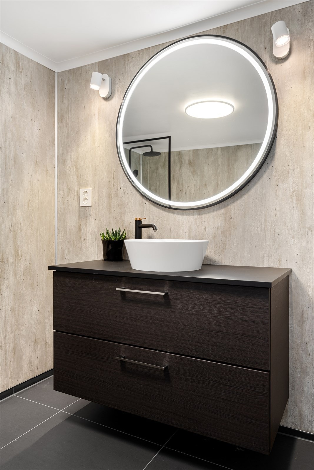 Moderne innredning med praktisk oppbevaring og speil med integrert lys gir både funksjon og atmosfære. Galleribilde