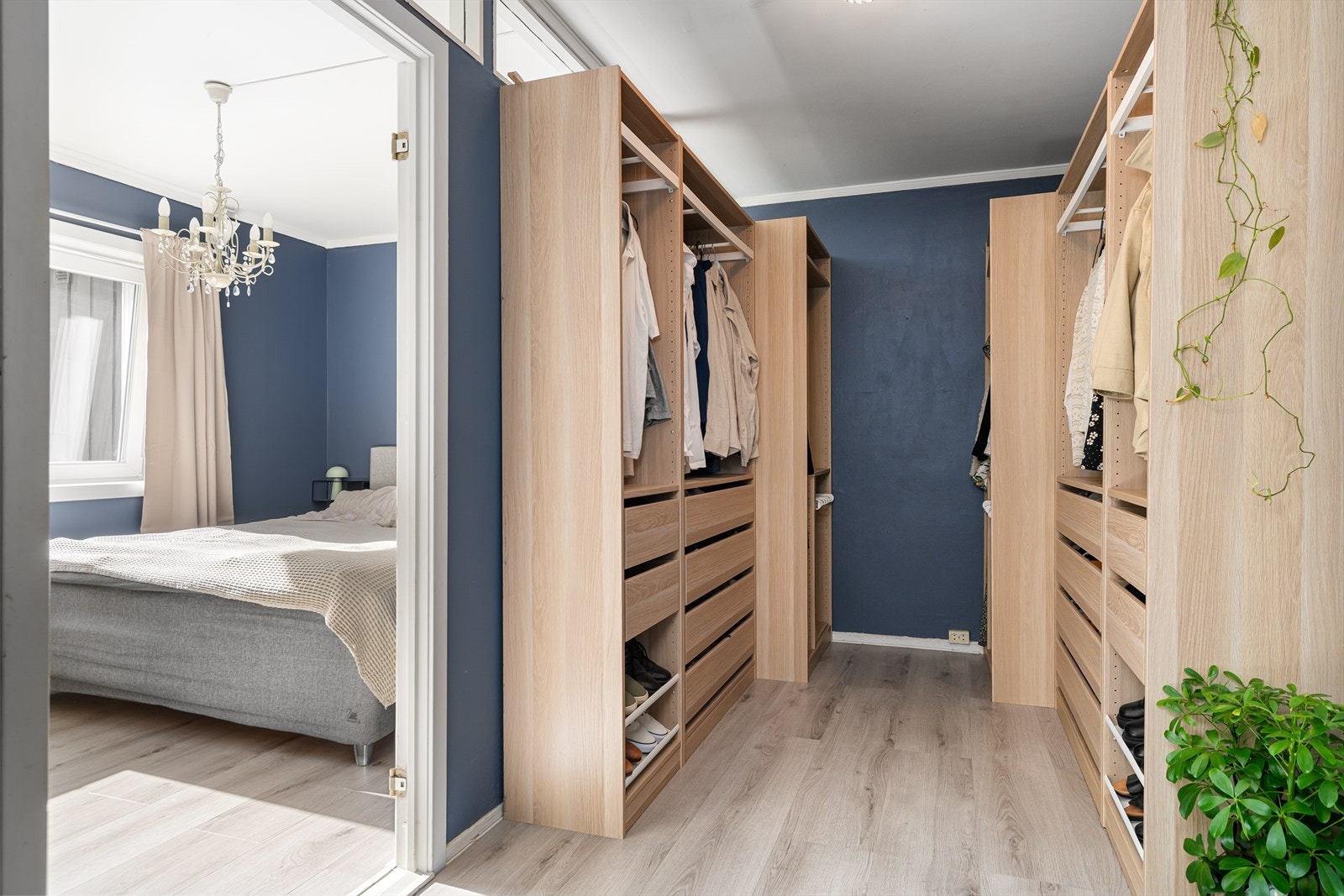 Fra stuen er det inngang til hovedsoverommet via et innholdsrikt walk-in closet Galleribilde