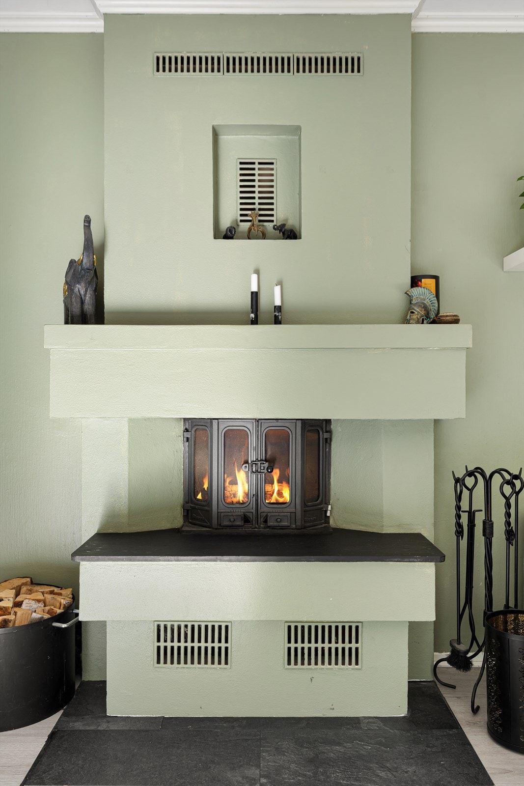 Den sjarmerende peisen med innsats gir både ekstra varme og en lun stemning på kjølige dager. Galleribilde