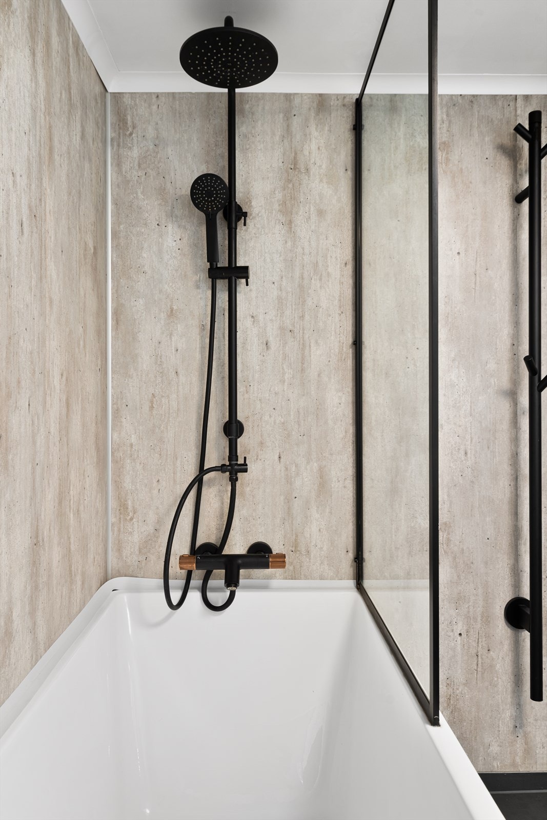 Badet er oppusset i 2022 med fokus på komfort, stil og praktiske løsninger - klart til bruk uten behov for oppgraderinger. Galleribilde