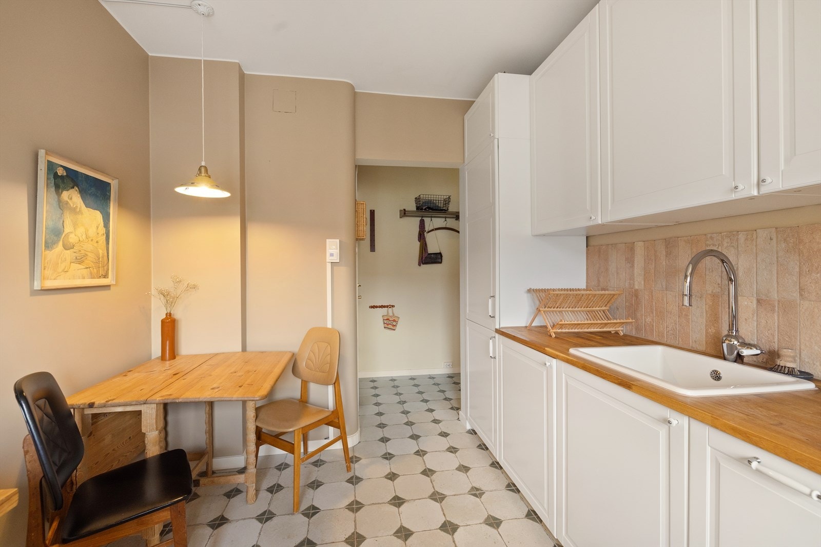 Det er plass til spisebord med tilhørende spisestoler. Galleribilde