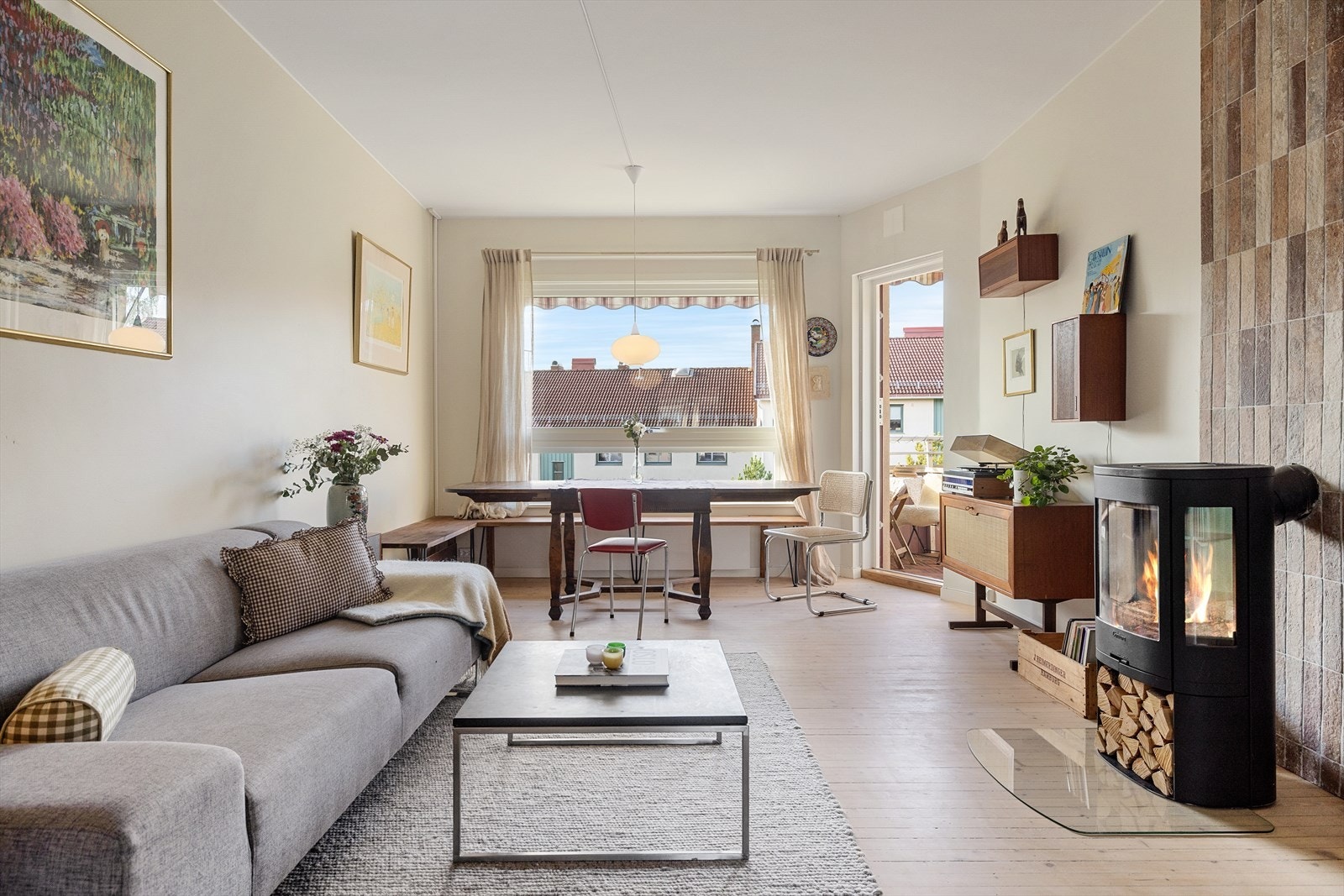 Et herlig rom med luftig atmosfære og god takhøyde på 2,6 meter. Galleribilde