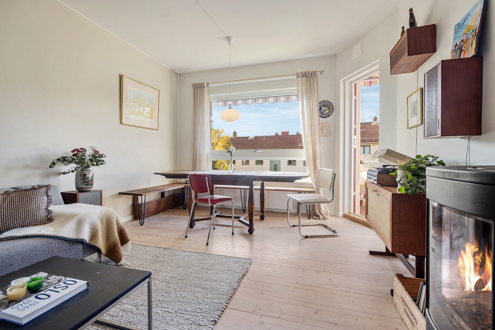 Stuen er nydelig utformet med store vindusflater som slipper inn rikelige mengder naturlig dagslys. Galleribilde