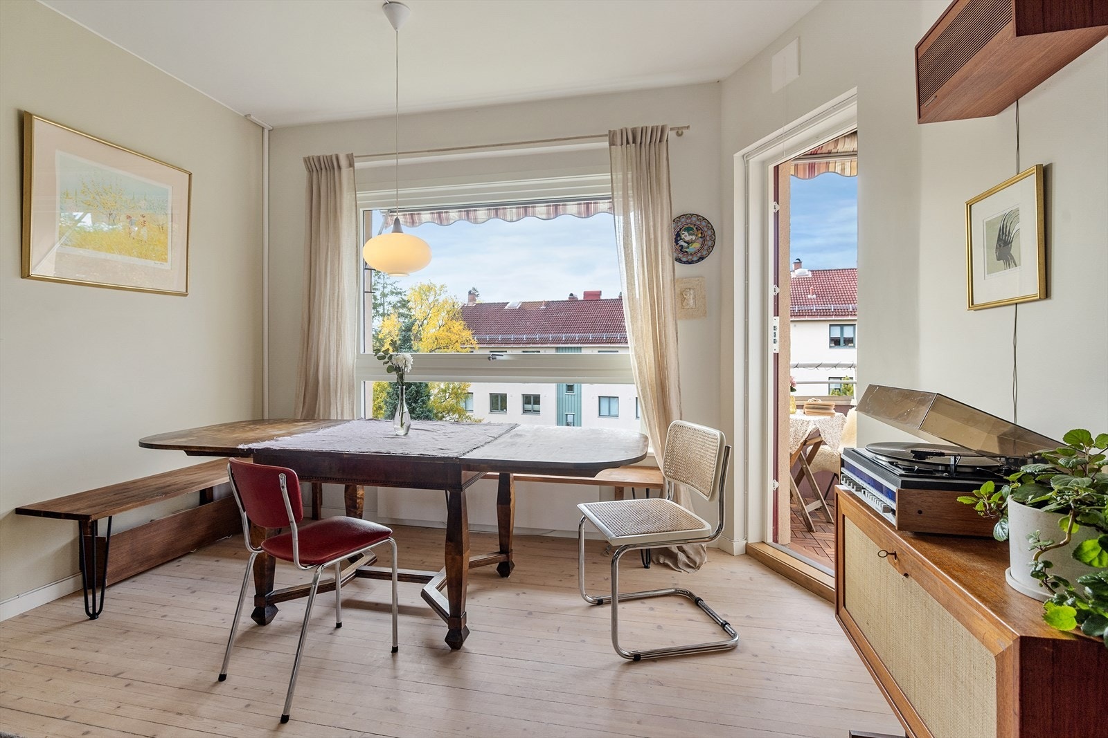 Leiligheten ligger i 3. etasje og inneholder entré, kjøkken, stue, to soverom og bad. Galleribilde