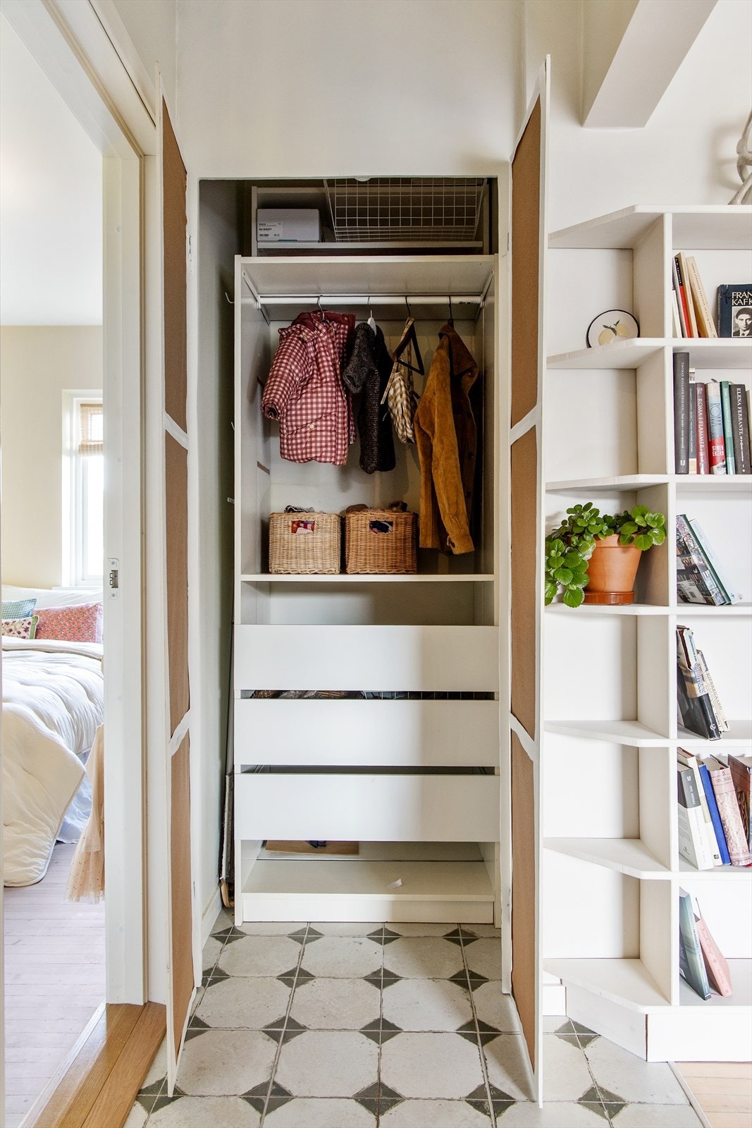 Det er godt med lagringsplass i plassbygde skap/kott (2024) samt plass til knagger og skohylle. Galleribilde