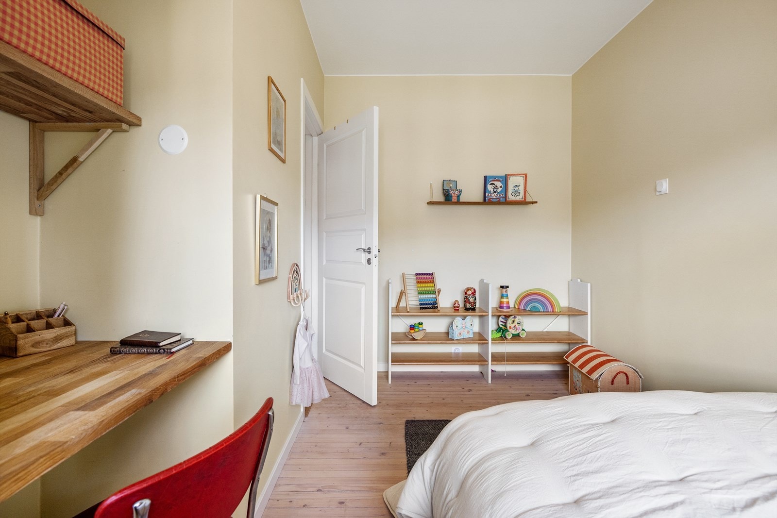 Her er det god plass til seng, skrivepult og skap. Galleribilde