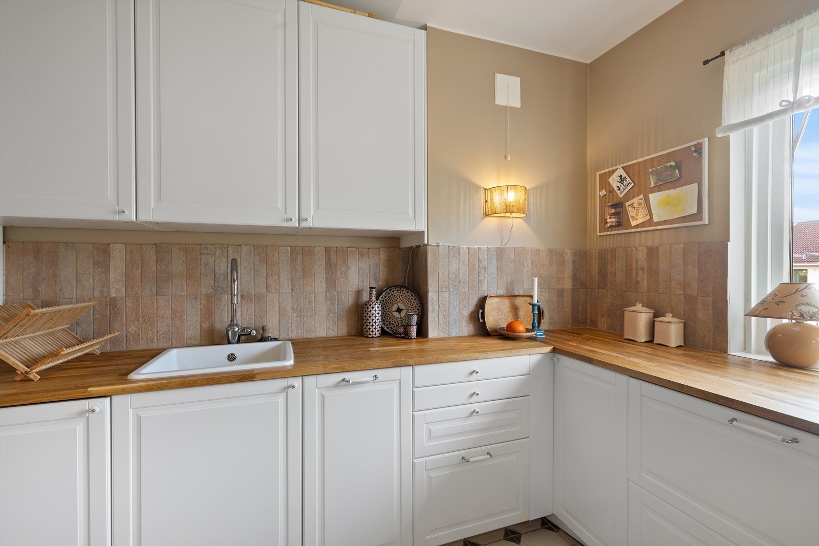 Her er det masse oppbevaringsplass i både skap og skuffer, smarte løsninger og rikelig med stikkontakter. Galleribilde