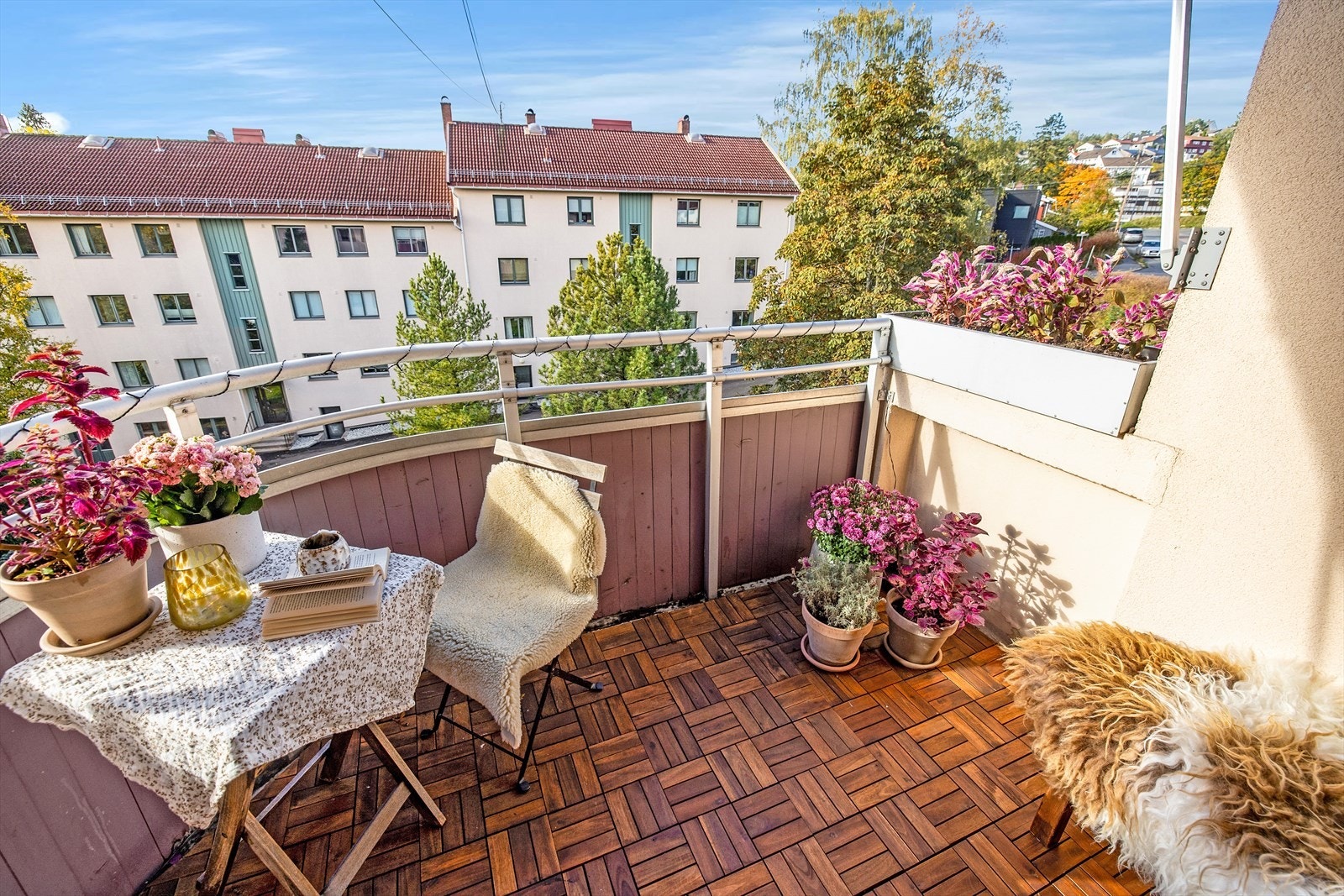 Fra stuen er det utgang til en vestvendt balkong på ca. 4 kvm. Galleribilde