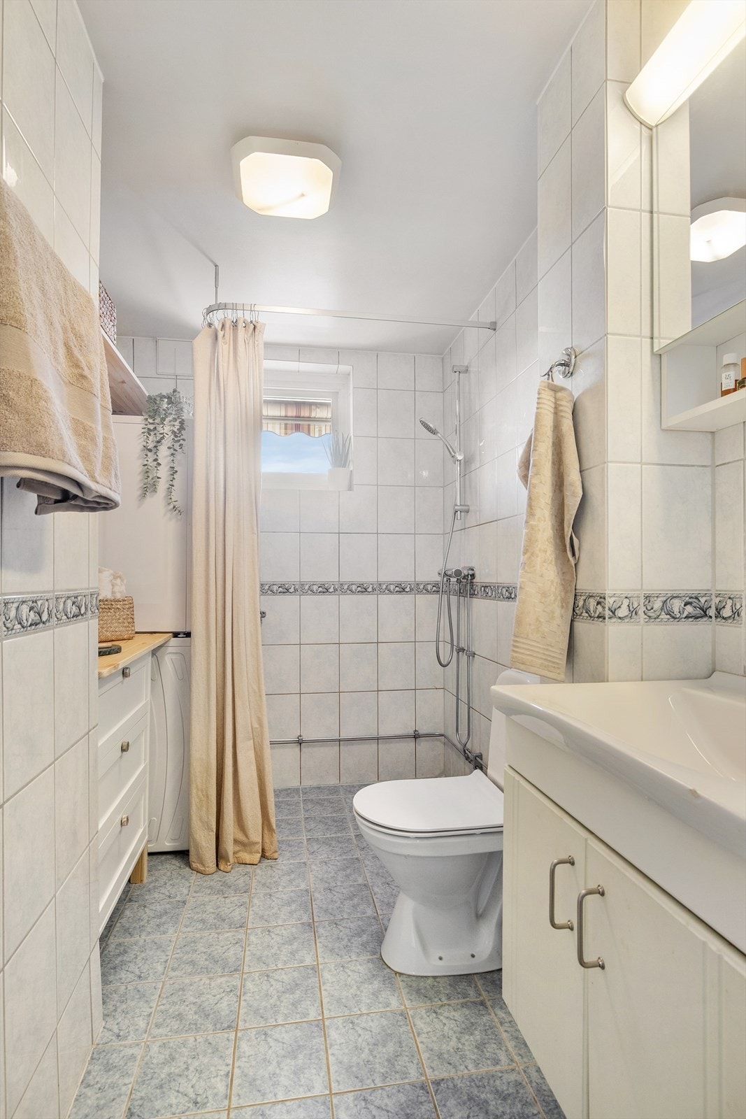 Praktisk og funksjonelt bad fra 2001. Badet har flislagte overflater, elektriske varmekabler og opplegg for vaskemaskin. Galleribilde