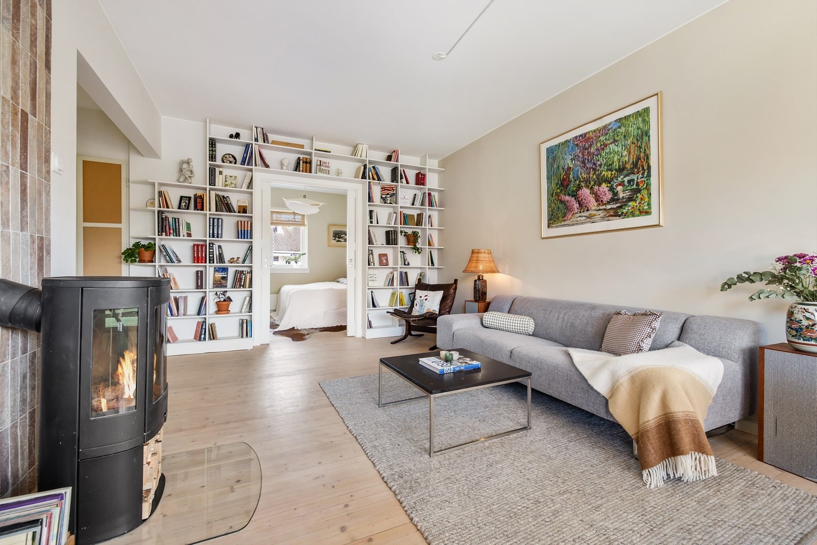 Selger opplyser at de har flyttet en vegg i stuen, slik at det ble lysinnslipp gjennom hele leiligheten. Galleribilde