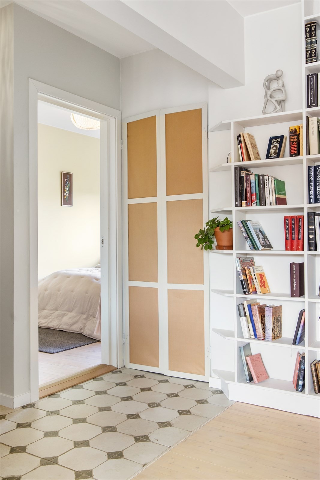 Du legger umiddelbart merke til de stilige, italienske flisene som er lagt både i gangen og på kjøkkenet. Galleribilde