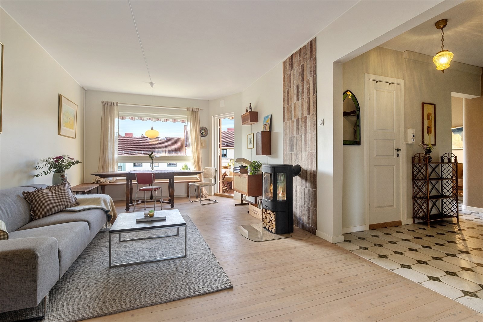 I stuen er det god plass til stor sofagruppe med tilhørende sofabord og tv-møblement samt spisebord. Galleribilde