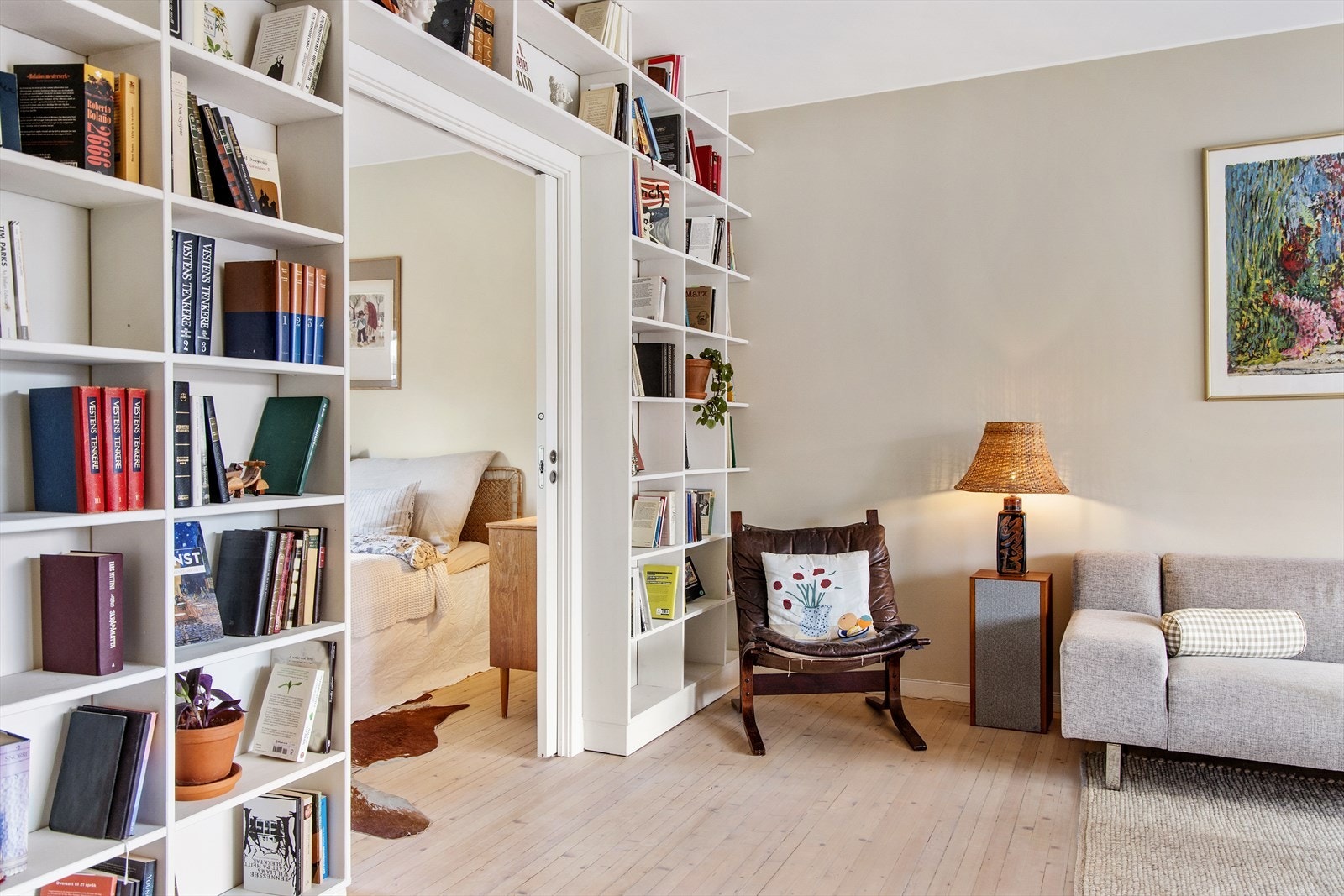 Det er plassbygd hylle på den ene veggen som blir et blikkfang i rommet, og passer perfekt for bøker, planter og dekor. Galleribilde