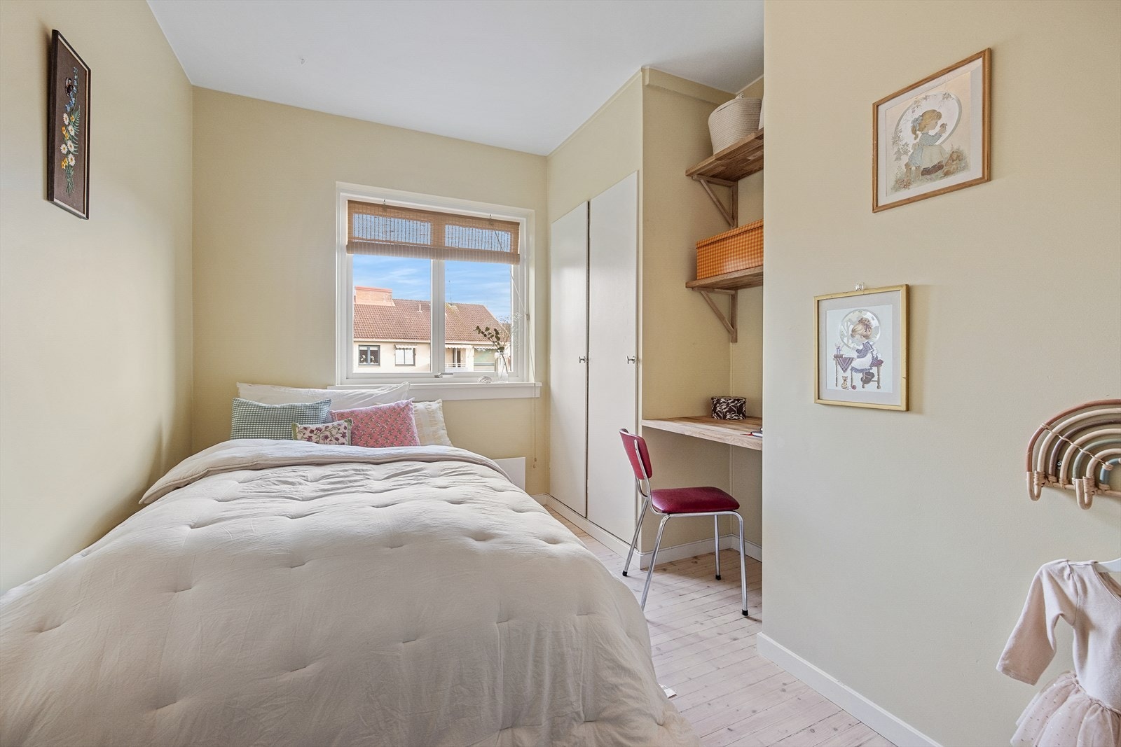 Soverom 2 passer perfekt som barnerom, gjesterom eller hjemmekontor. Galleribilde