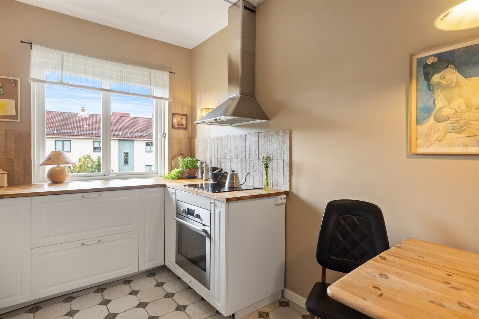 Dette er et drømmekjøkken, både funksjonelt og estetisk, med en veldig hyggelig spiseplass. Galleribilde