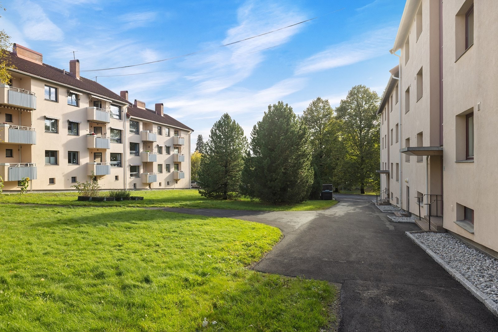 Borettslaget har parkeringsplasser til utleie. I tillegg er det gratis beboerparkering. Galleribilde