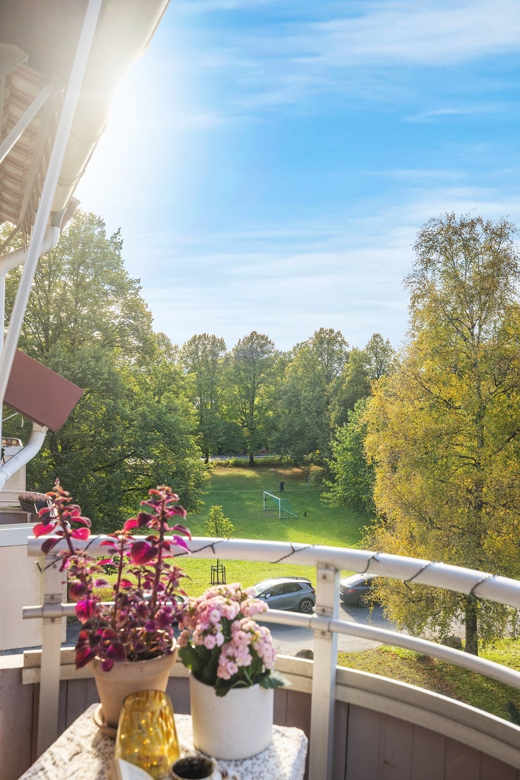 Fra balkongen er det grønt og hyggelig utsyn mot frodige fellesarealer. Galleribilde