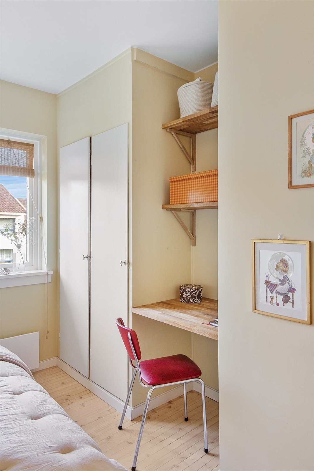 Det er etablert en plassbygd kontorplass med hyller. Galleribilde