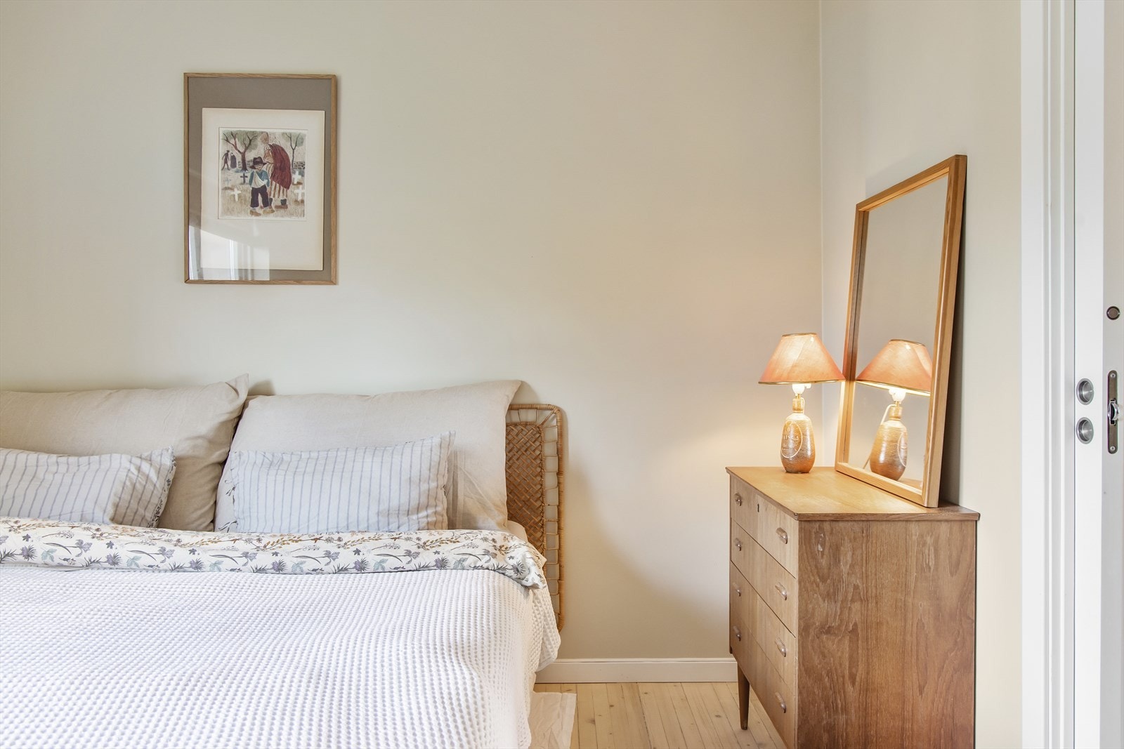 På hovedsoverommet er det god plass til dobbeltseng med tilhørende nattbord. Galleribilde