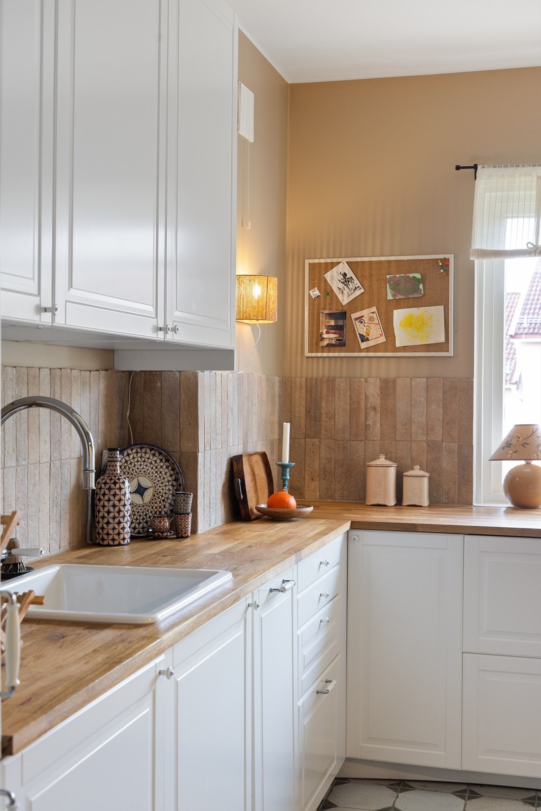 Kjøkkenet er utstyrt med integrerte hvitevarer som består av komfyr, platetopp, oppvaskmaskin, kjøl/fryseskap og ventilator over kokesone. Det er kjøkkenventilator med kullfilter. Galleribilde