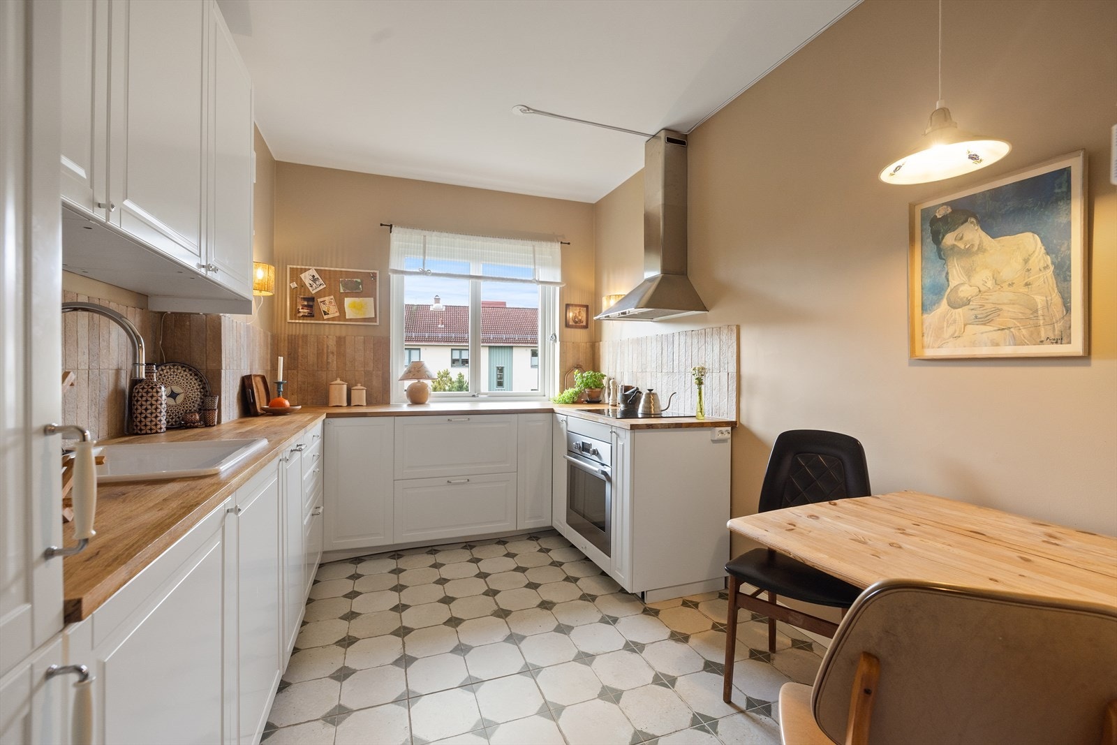 Moderne, stilsikkert og separat Ikea-kjøkken fra 2024. Galleribilde