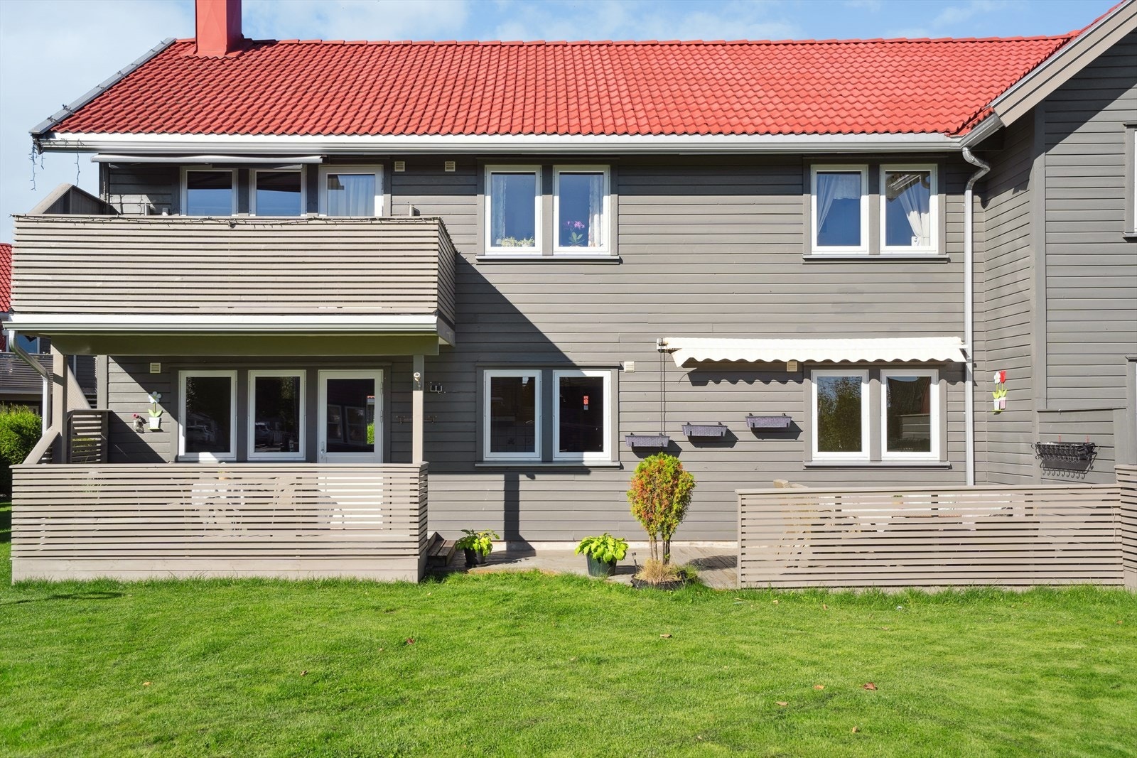 To uteplasser mot syd Galleribilde