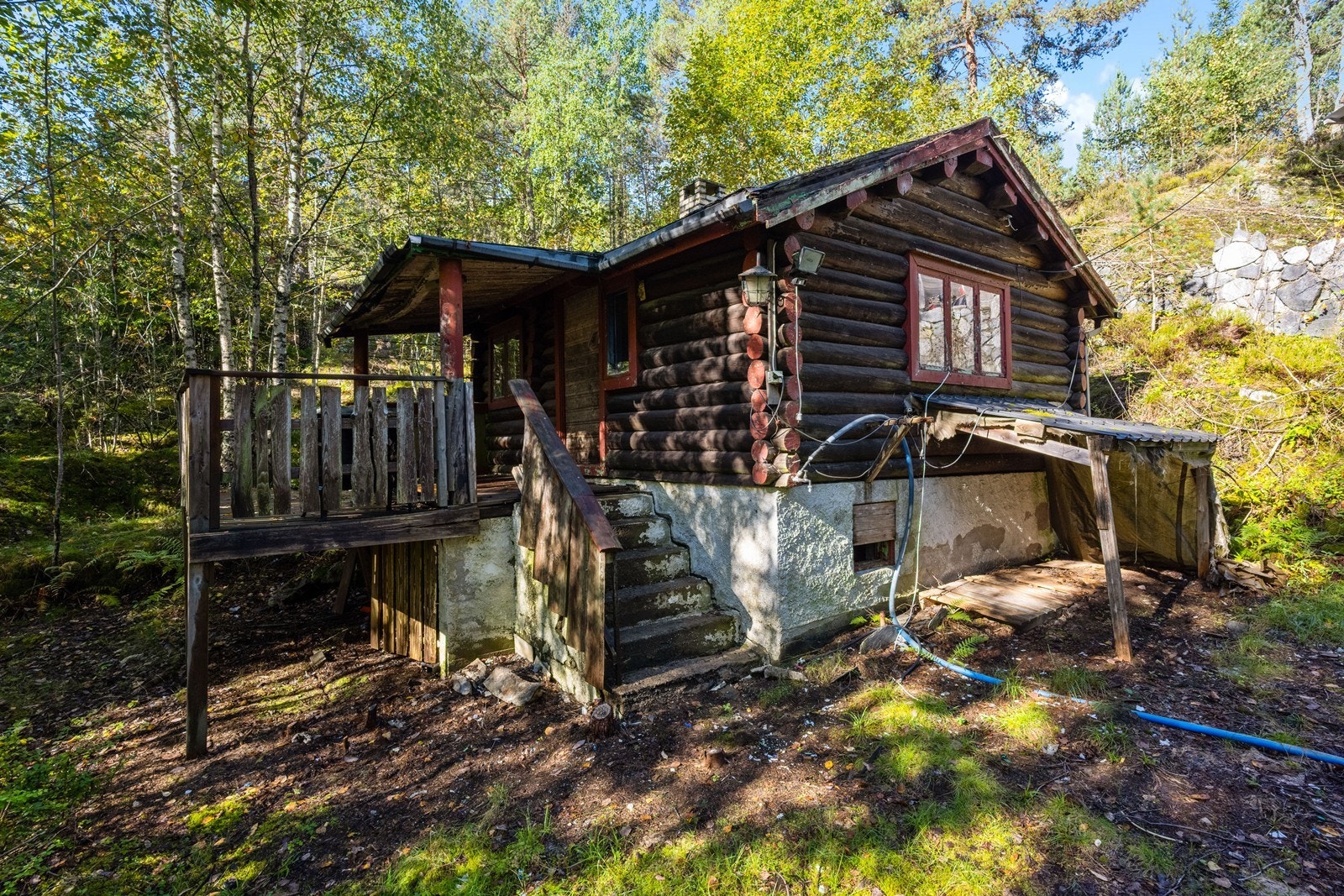 Hytta har tømmerkonstruksjon og en terrasse på 10 m². Galleribilde