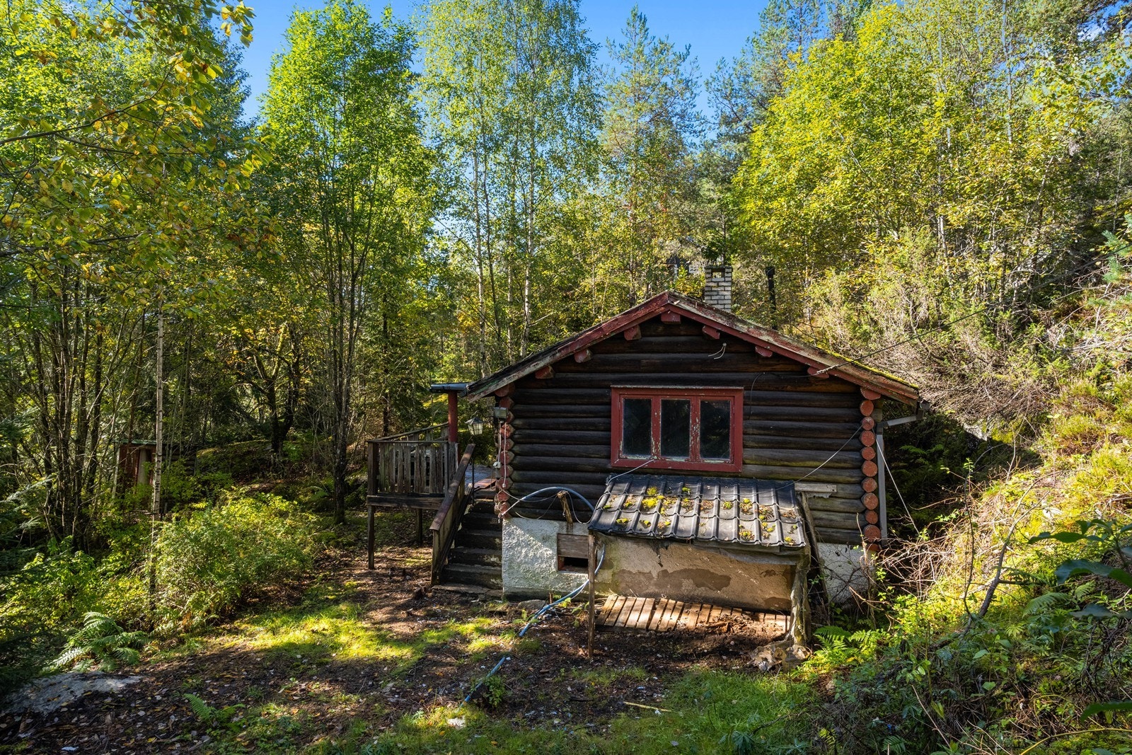 Fritidsboligen har en klassisk saltak-konstruksjon tekket med pappshingel. Galleribilde