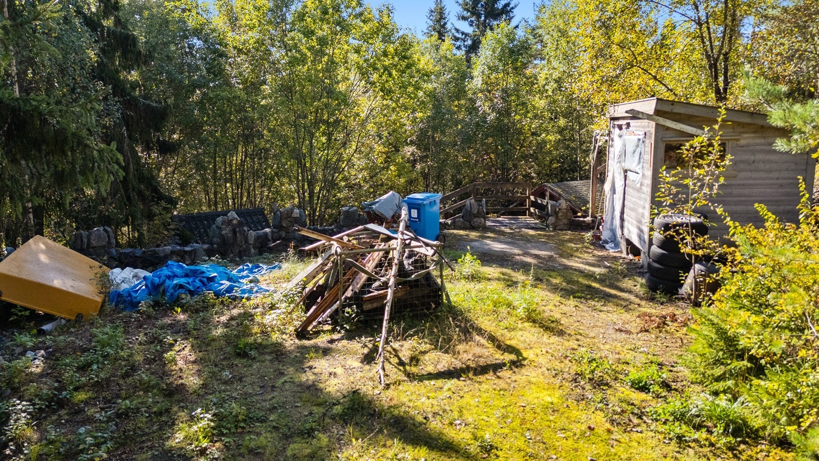 På tomten finnes også en eldre grunnmur hvor en tidligere bygning har stått. Galleribilde