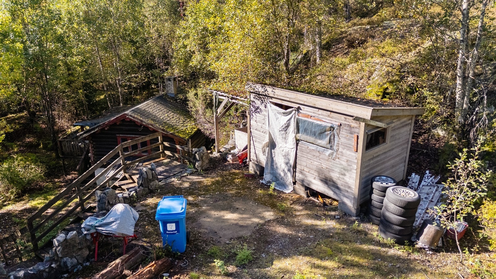 På tomten er det oppført flere uthus, inkludert boder og en utedo, som alle har behov for oppgradering. Galleribilde