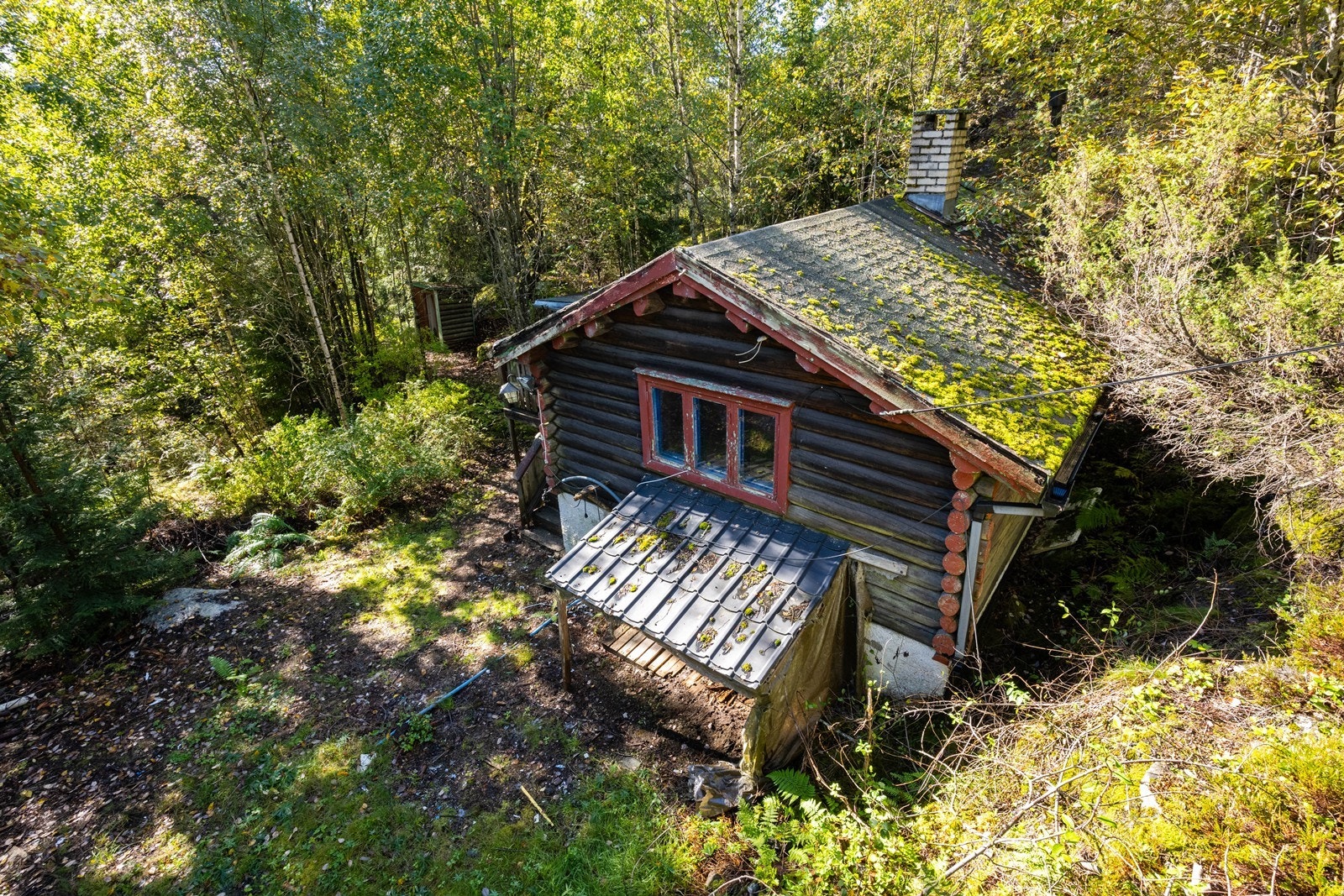 Eiendommen er et renoveringsobjekt med potensial for den som ønsker å skape sin egen fritidsbolig. Galleribilde