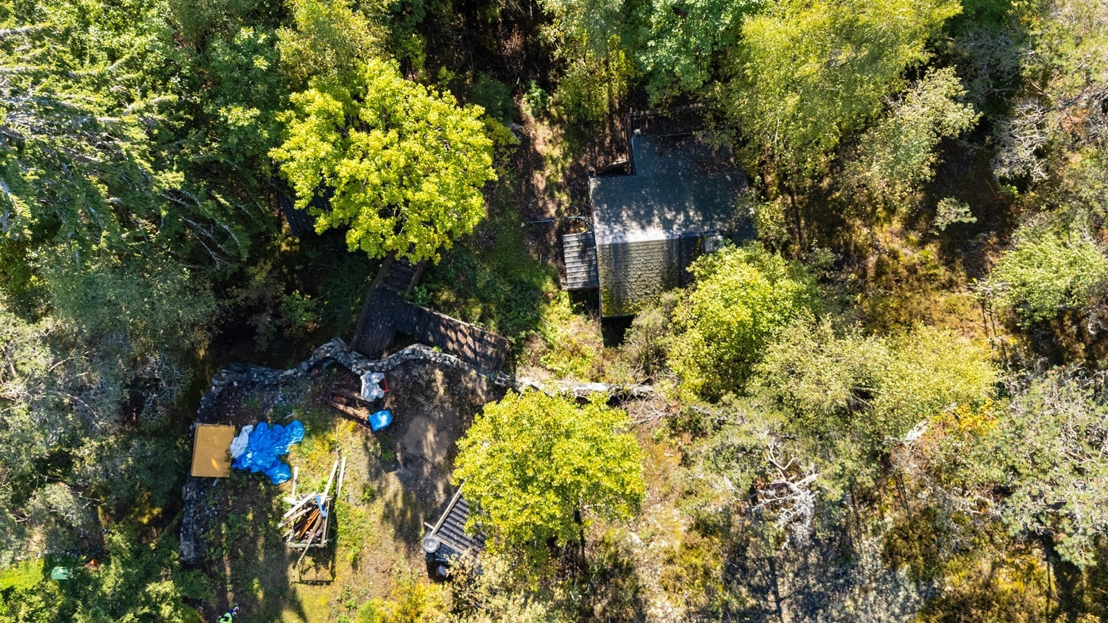 Eiendommen ligger skjermet og privat til i et skogkledd terreng. Galleribilde