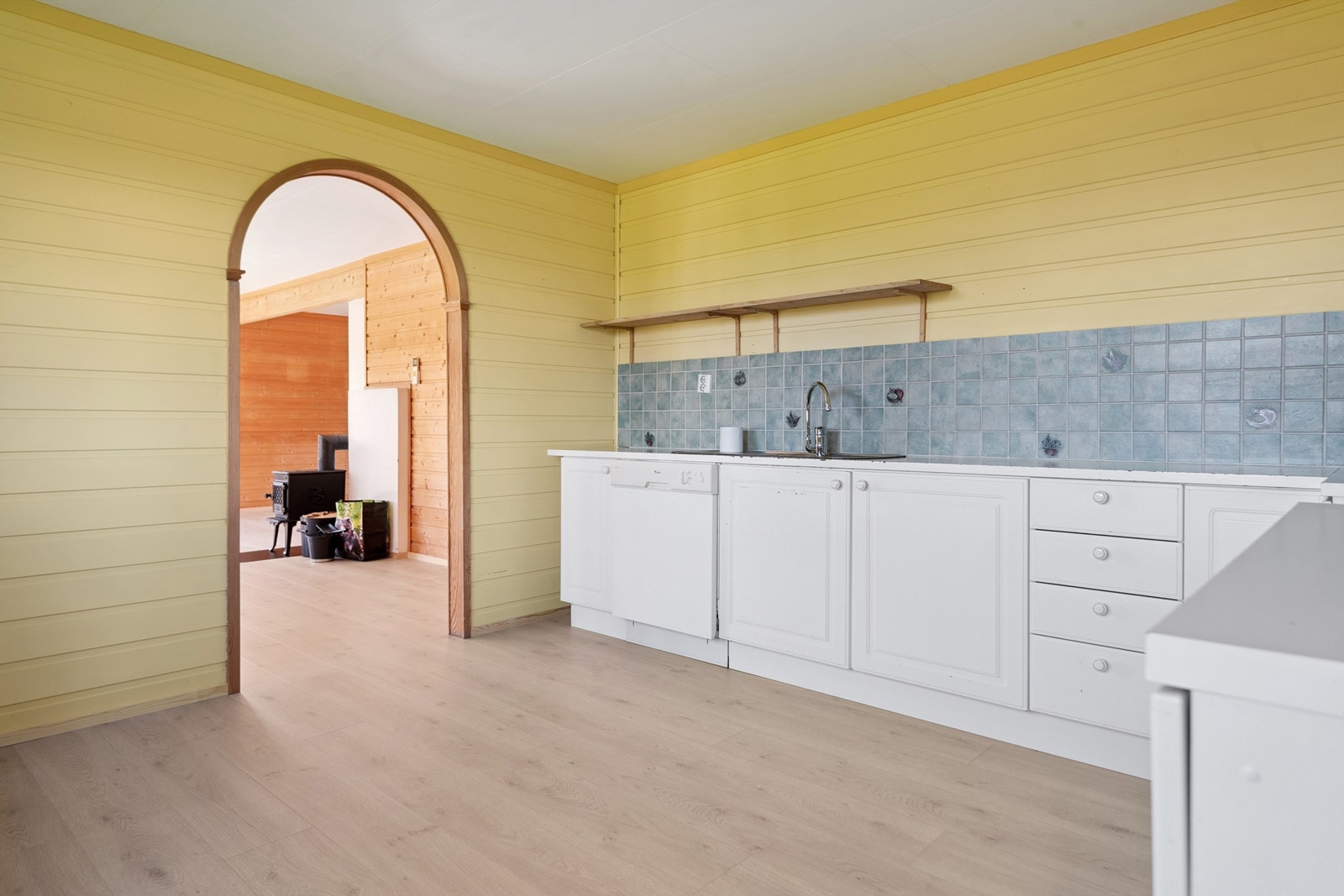 Kjøkkenet er et eget rom med god plass til spisebord og har elektrisk gulvvarme. Galleribilde