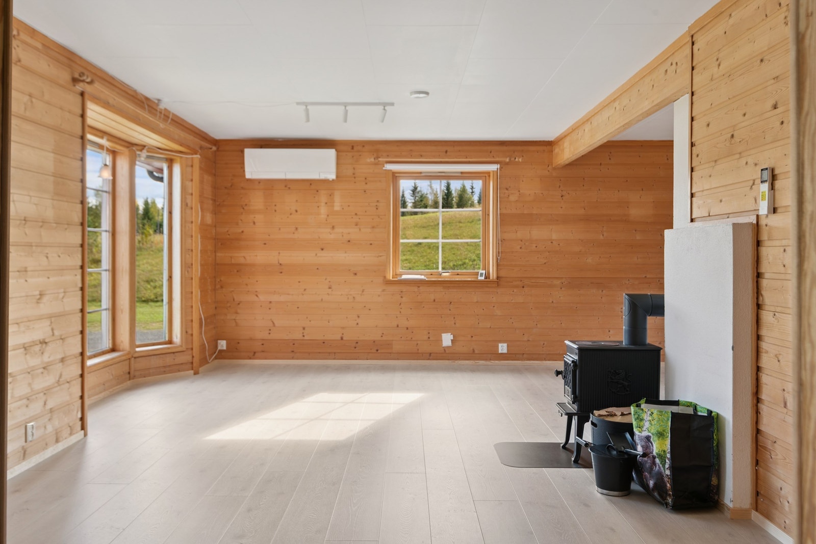Rommet er utstyrt med en luft-til-luft varmepumpe fra 2018 og en ny vedovn fra 2024. Galleribilde
