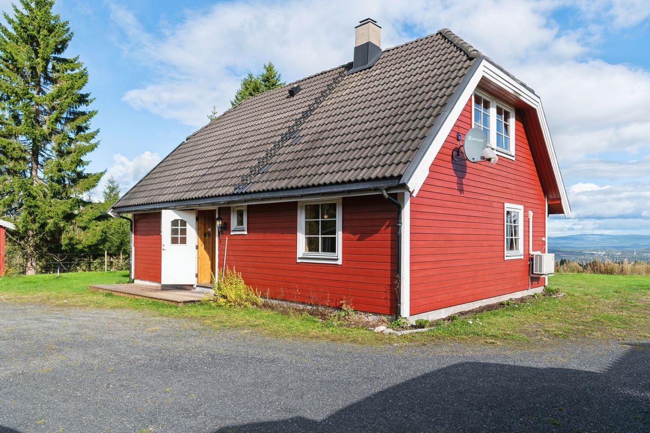 Inngangspartiet mot vest har en treplatting og adkomst via en felles, gruset innkjøring. Galleribilde