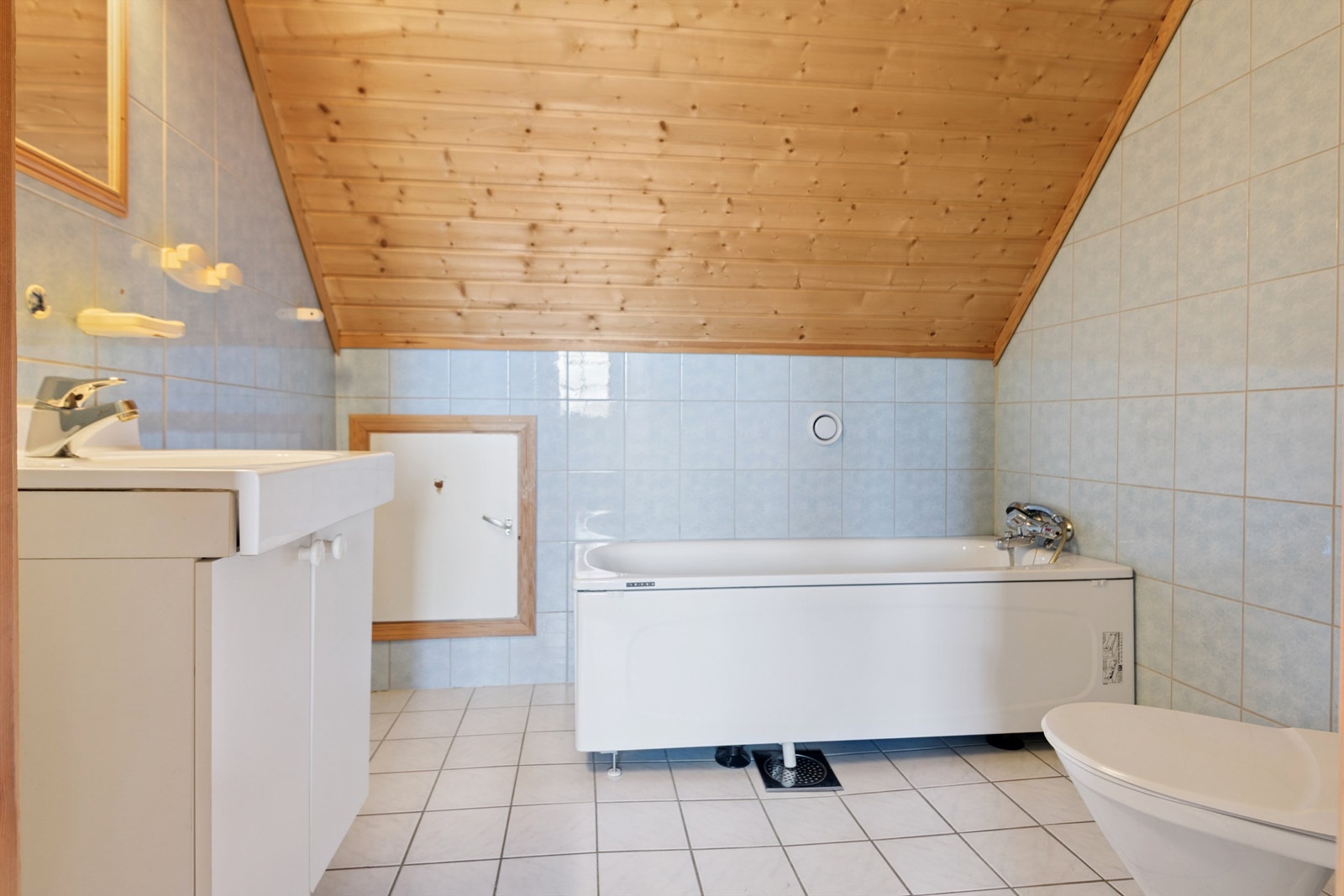 Badet i andre etasje er innredet med badekar, servant og toalett. Galleribilde