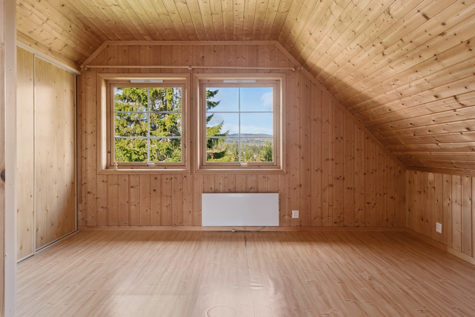 Hovedsoverommet har god plass og store vinduer som gir rikelig med dagslys. Galleribilde