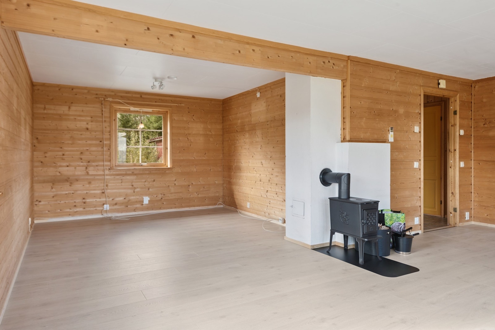 Den åpne løsningen mellom stue og spisestue skaper en sosial og luftig atmosfære. Galleribilde