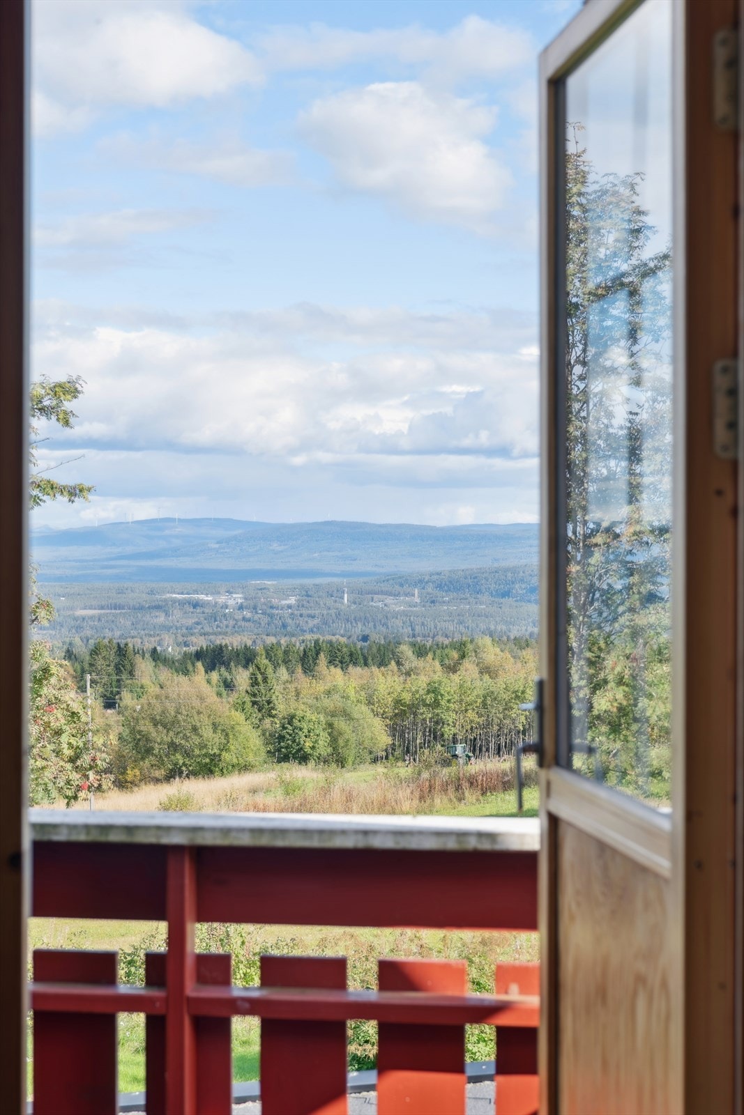 Fra balkongen har man en åpen og fin utsikt over nærområdet. Galleribilde