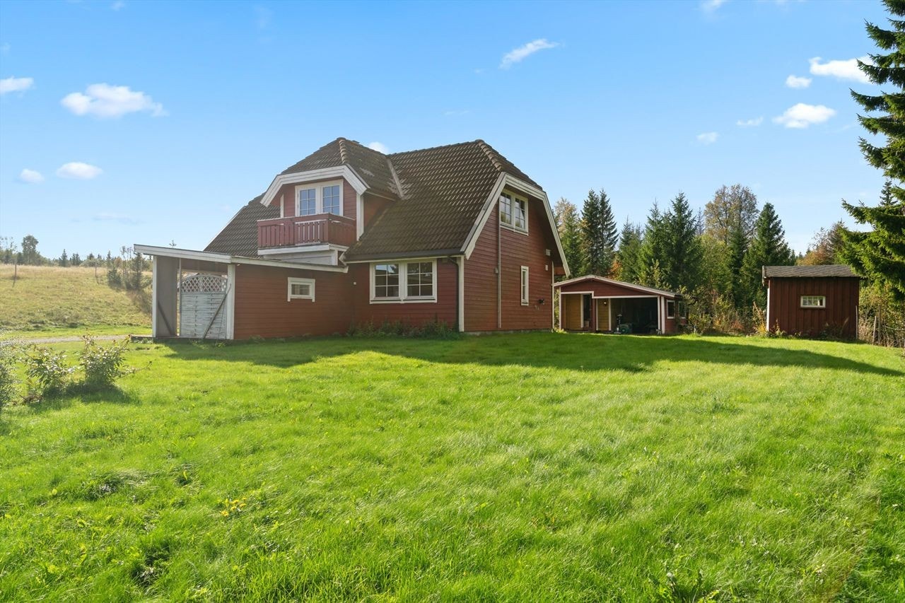 Den store tomten gir gode muligheter for hage, lek og utendørsaktiviteter. Galleribilde