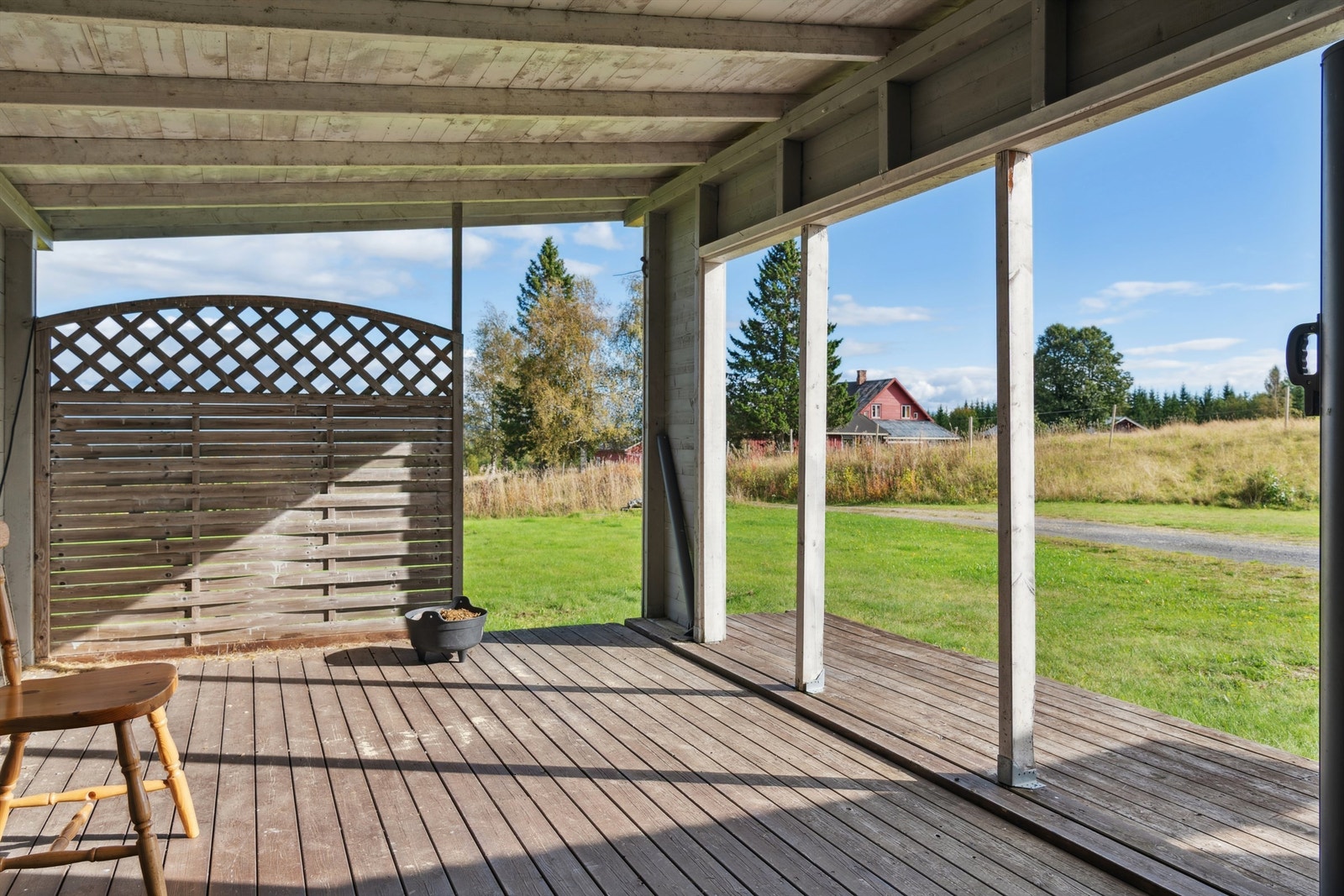 Den overbygde terrassen gir et lunt og skjermet uterom med direkte tilknytning til hagen. Galleribilde