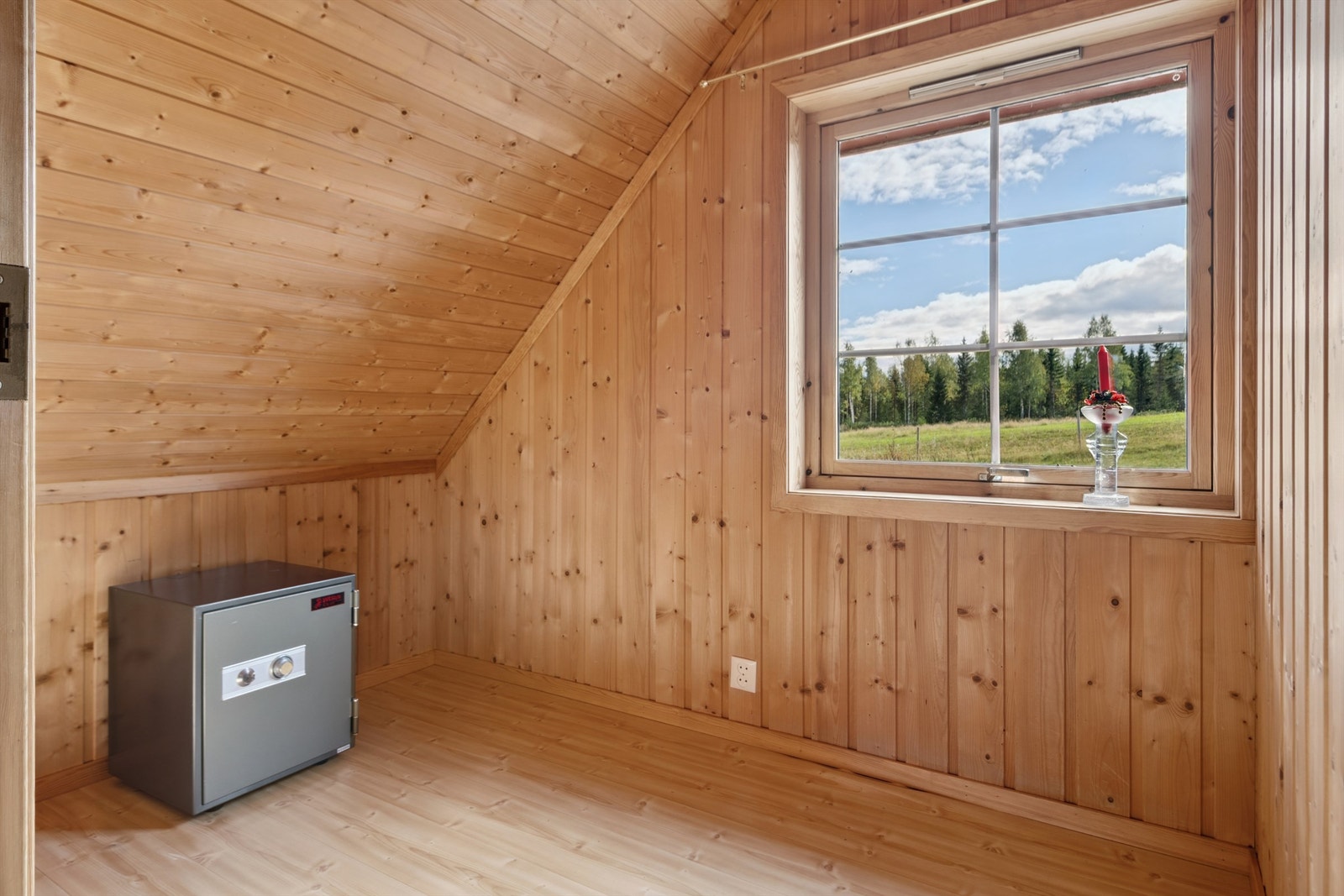 Boligen har totalt tre soverom i andre etasje, alle med god plass. Galleribilde