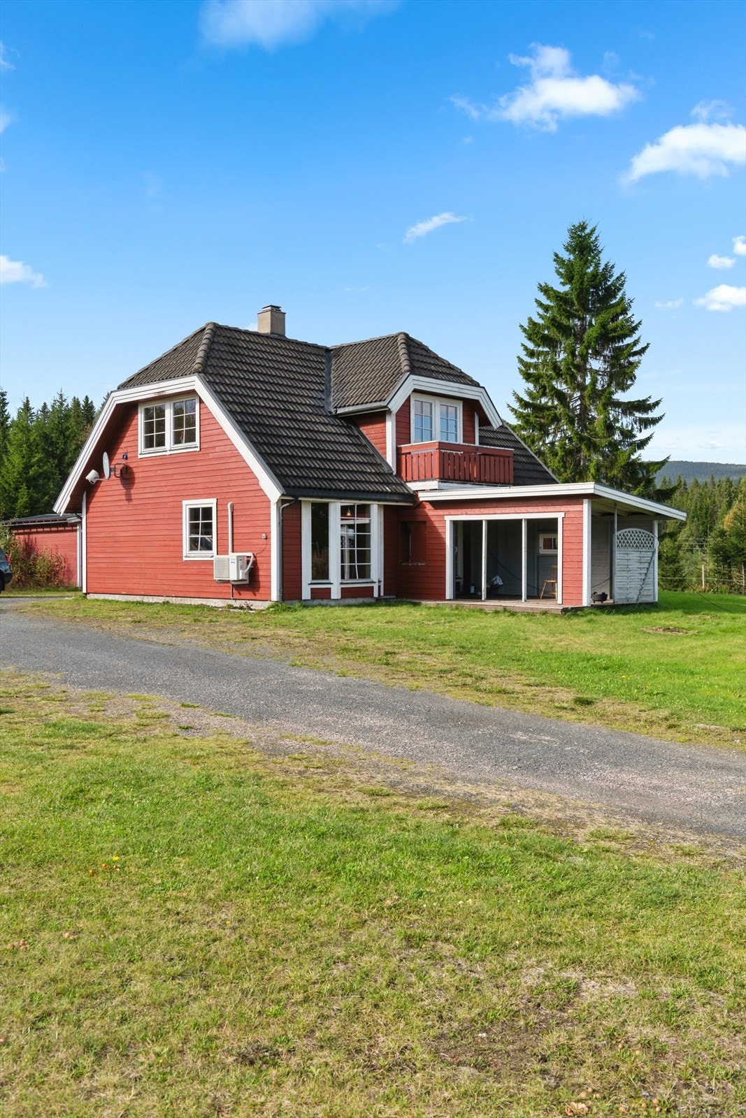 Enebolig fra 1995 med klassisk arkitektur, balkong og overbygget terrasse. Galleribilde