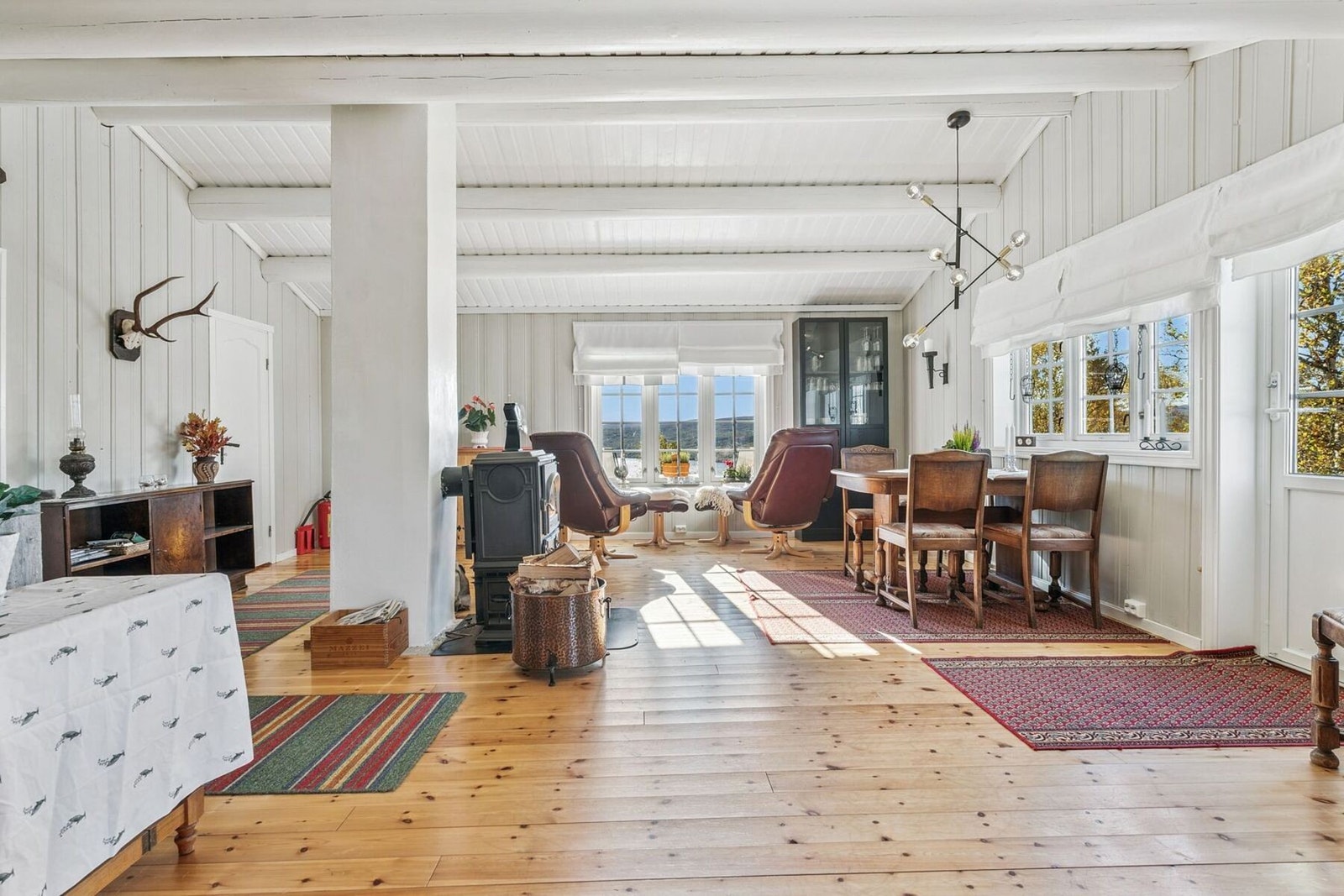 Lys og fin stue, med fantastisk utsikt ned mot Stuggusjøen. Galleribilde