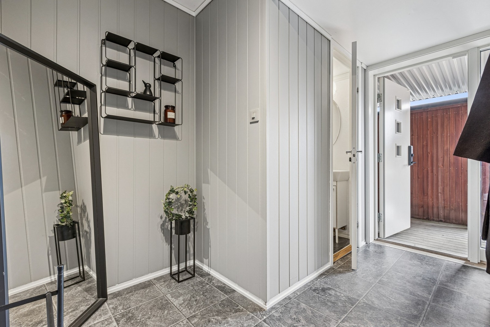 Man ønskes velkommen inn av en romslig og lys entré. Galleribilde