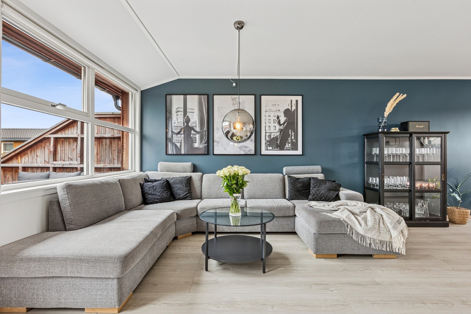 Store vindusflater gir godt med dagslys til stuen. Galleribilde